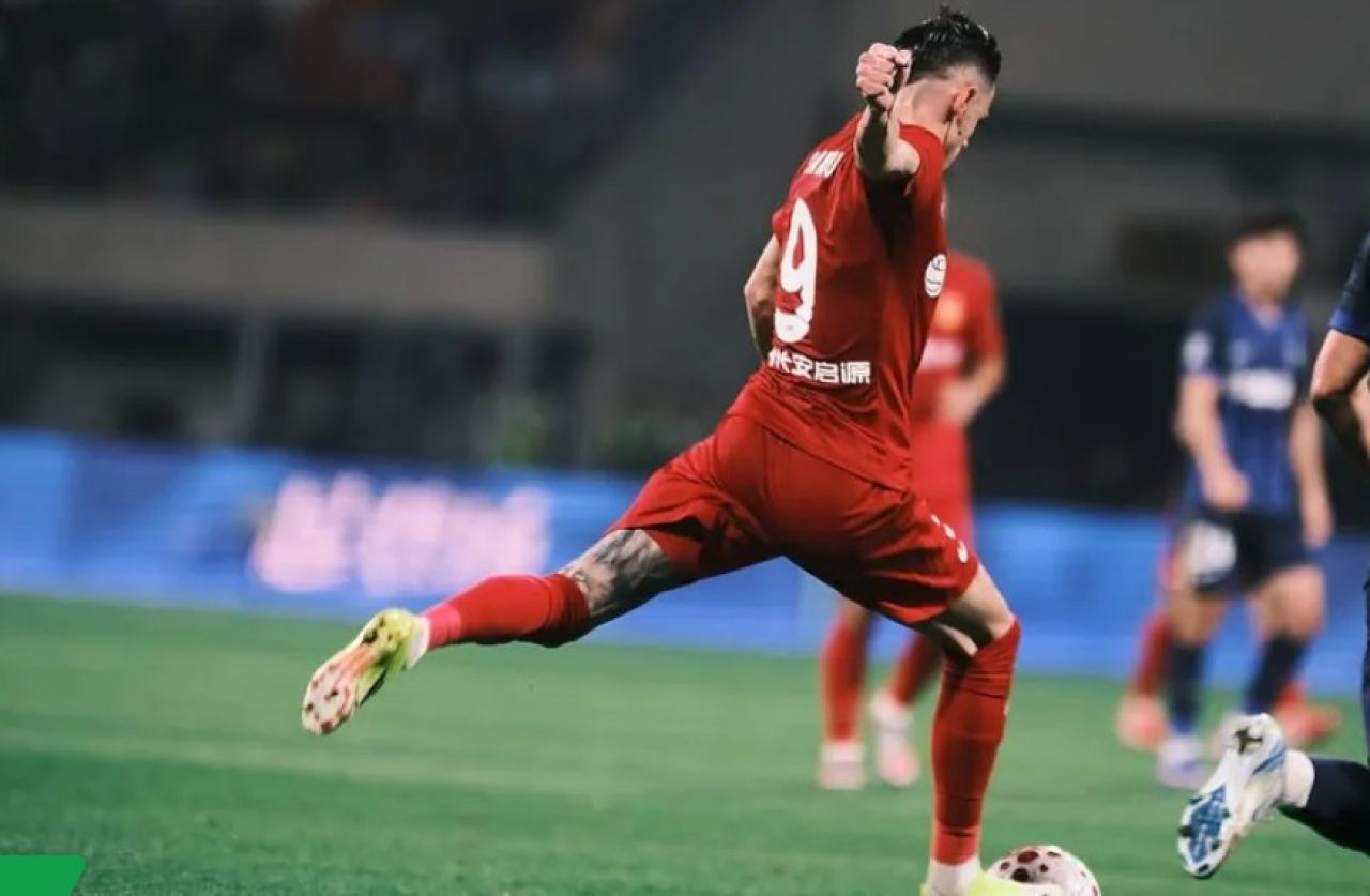 Romanian Midfielder’s Stunning Strike Secures Champions League Berth