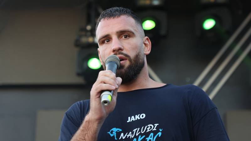 Plazibat Calls Verhoeven Loss a Robbery After Giza Stoppage Against Usyk