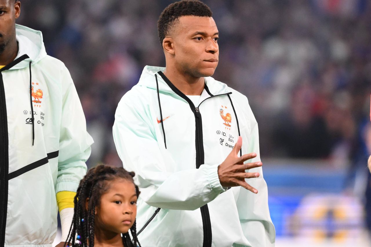 Deschamps Slams Doubters: Mbappe as Striker? "I'd Be a Fool"