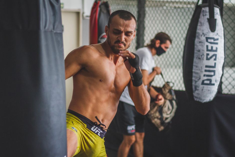 Alex Pereira knock out celebration UFC octagon