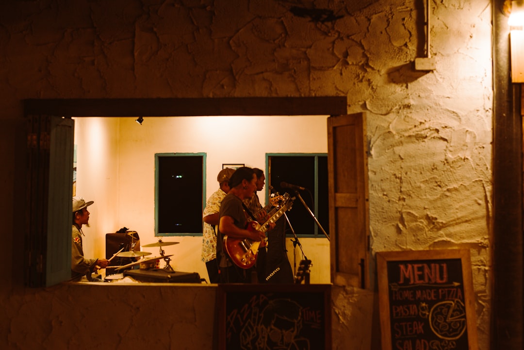 Peć bar interior live music