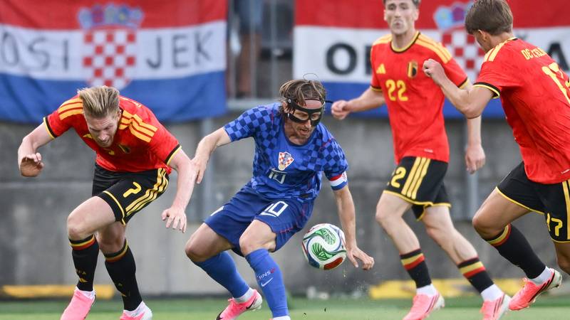 De Bruyne Hails Modric: "Nice to See You, Legend!"