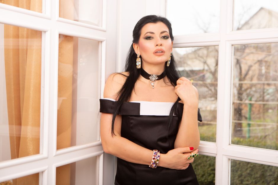 Andreea Esca hosting television program Malluri Sot