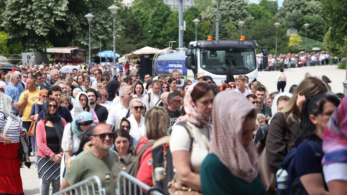 800,000 Strong: The Endless Queue for the Belt of the Theotokos