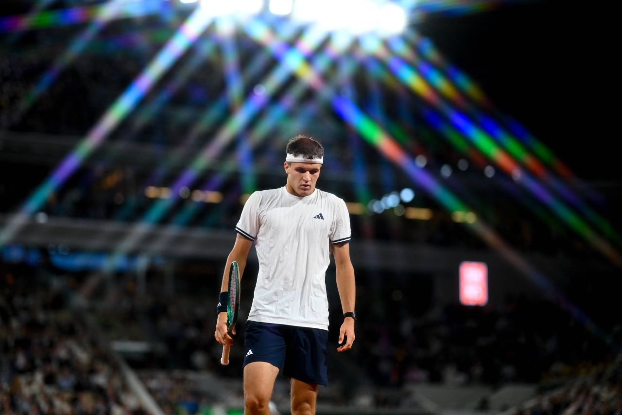 Mensik Crushes Fonseca: The 20-Year-Old's Semi-Final Shock at Roland Garros