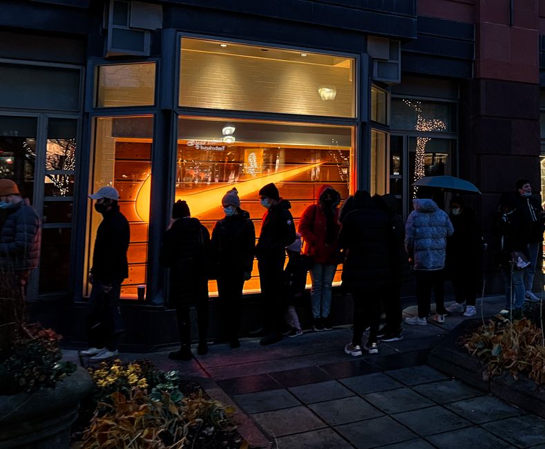 Apple Store Belgrade customers waiting for iPhone launch
