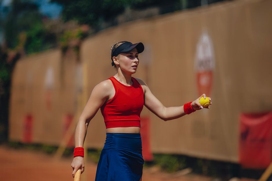 Emma Raducanu serving at Queen's Club Championships