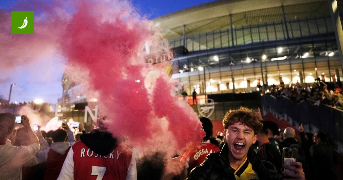 Arsenal Fans Celebrate First Title in 22 Years