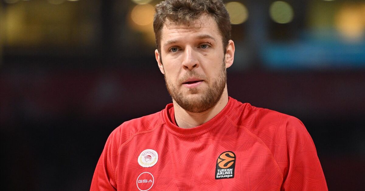 Vezenkov Leads Olimpiakos to EuroLeague Final Four