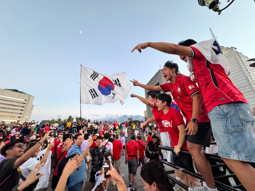 Hirving Lozano celebrating goal against South Korea
