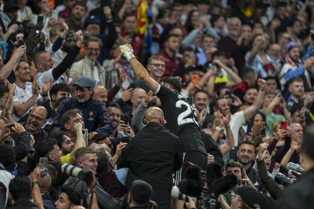 Controversial Goalkeeper Martinez Braves Final with Broken Finger