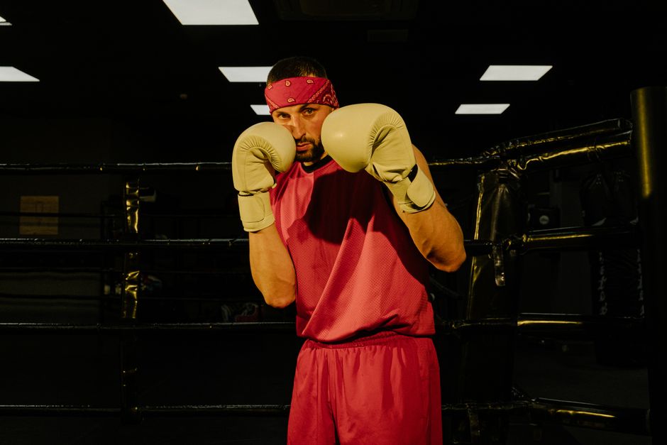Plazibat fighting stance gloves up