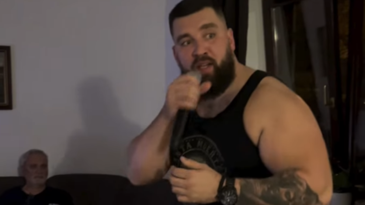 Emotional Video of Reforma Frontman Singing to His Father Goes Viral