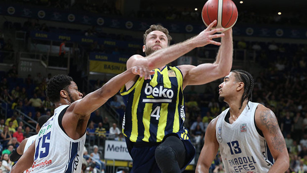 Fenerbahçe Stuns Anadolu Efes 73-72 to Take 2-0 Playoff Lead