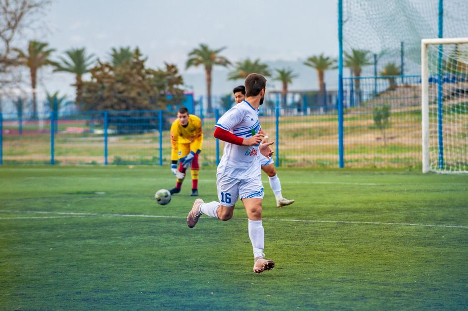 Mert Müldür Fenerbahçe jersey action shot