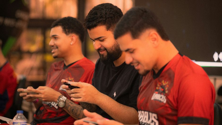 Balkan gamers playing Grand Theft Auto tournament crowd