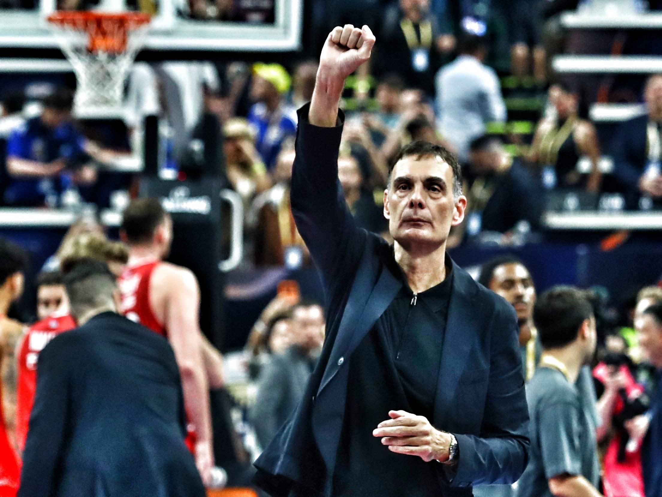 Bartziokas Praises Walker for Olympiacos's Defeat of Fenerbahce