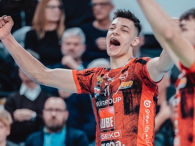 Iranians Seek Bulgarian Star Alex Nikolov for Asian Champions League Finals