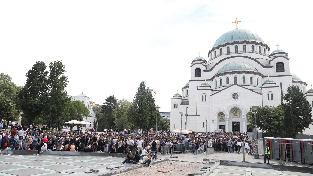 10-Hour Wait: Believers Brave Heat and Crowds to Revere the Holy Belt
