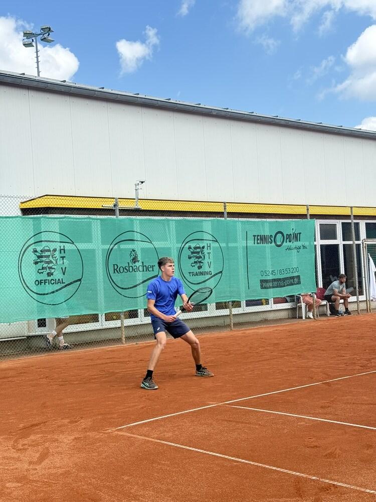 Kisimov Storms Past Gabe to Reach Roland Garros Junior Round of 32