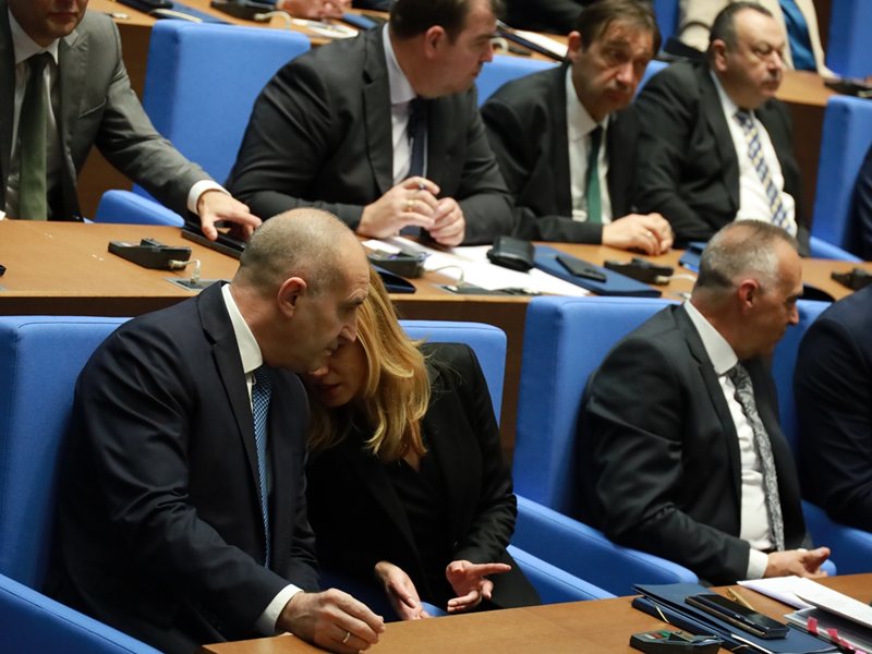 Тънка червена линия минава през живота на Михаела Доцова, преди Румен Радев да запали звездата й