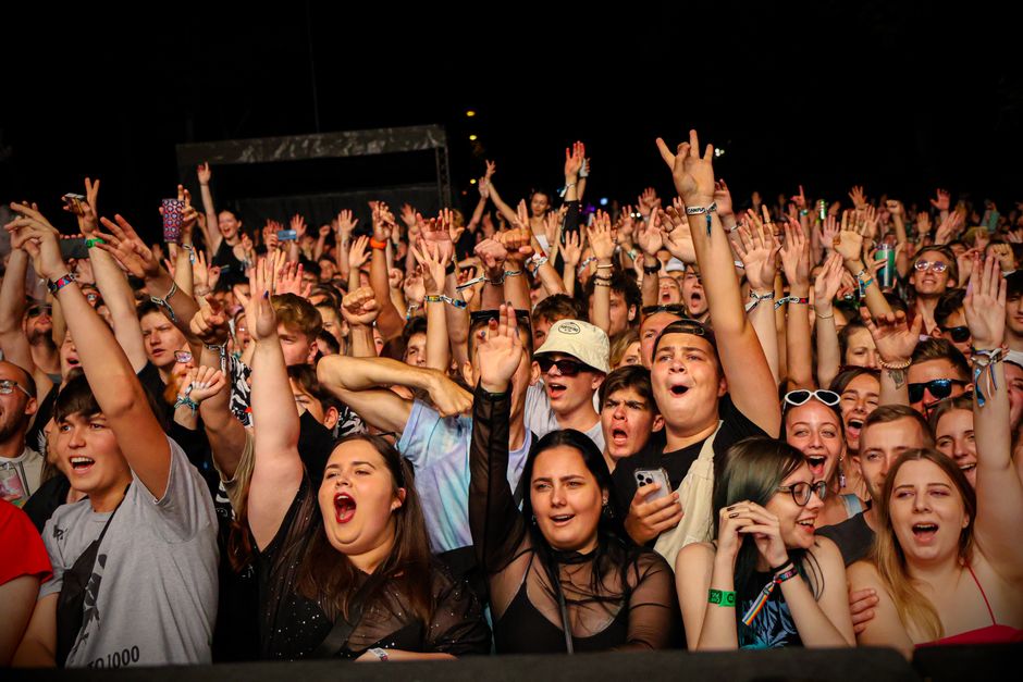 Oliver Tree fans concert crowd holding signs