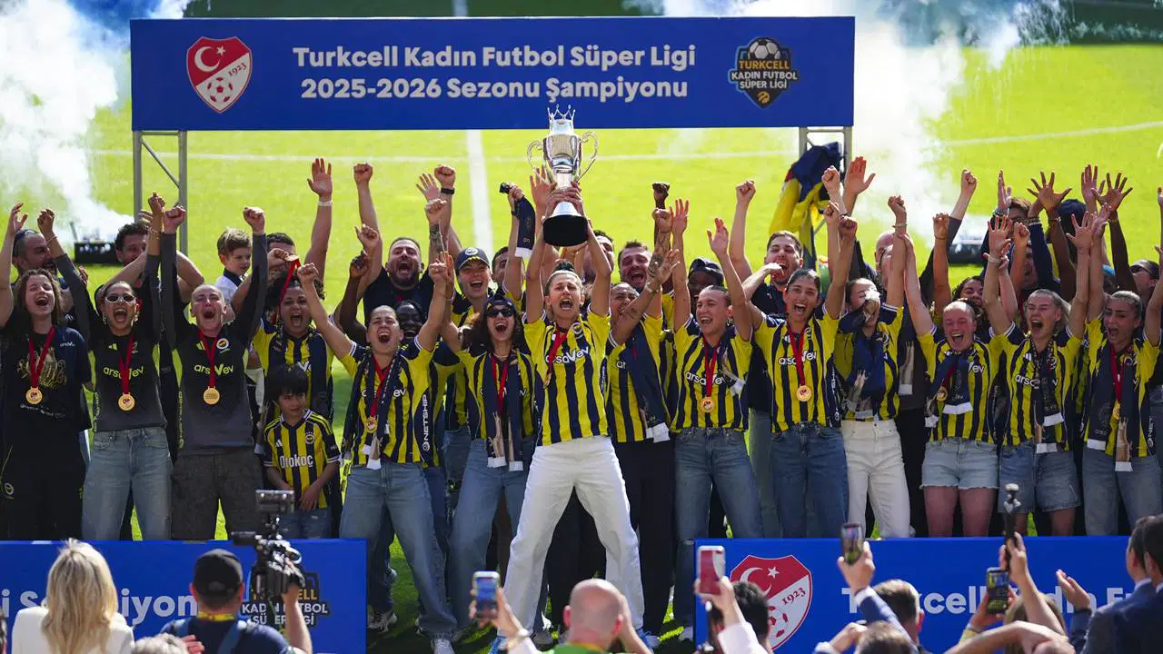 Fenerbahçe ArsaVev Lifts First Women's Super League Trophy