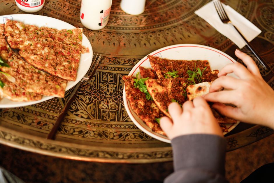 Selçuk market street food lahmacun tray