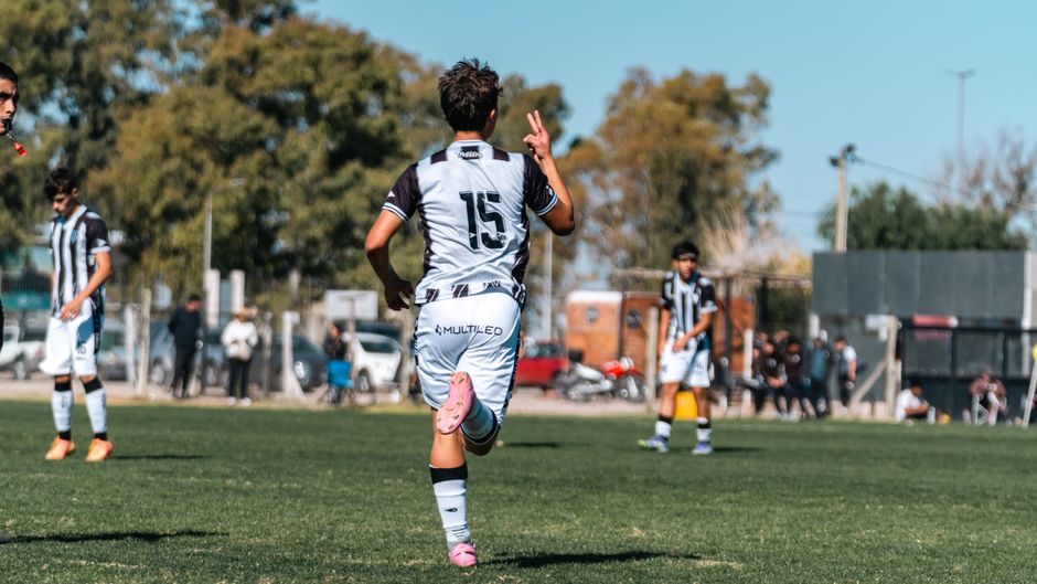 Brazilian player celebrating goal Greek Super League