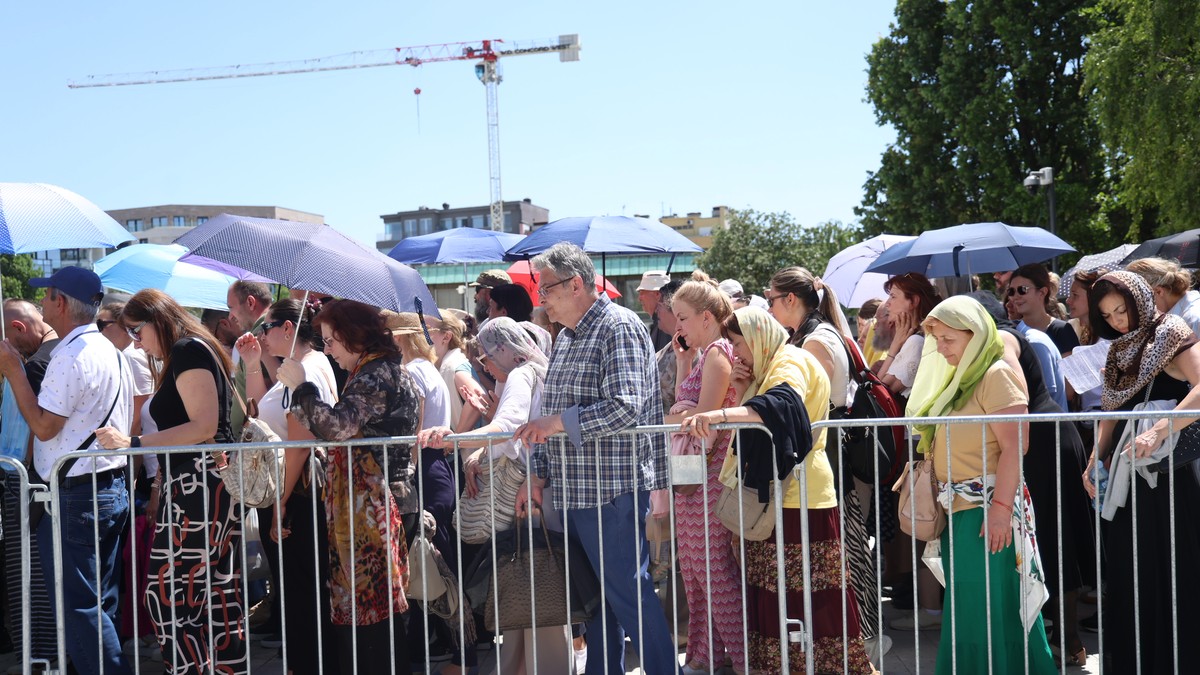 Thousands Wait in Heat to Venerate Holy Relic at Temple of St Sava