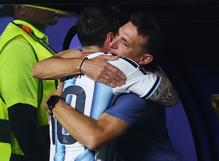 Messi's World Cup Hat-Trick Tears: Scaloni's Raw Emotion