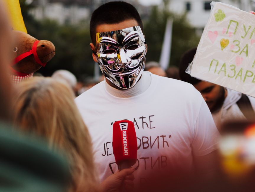 Serbian teachers protesting outside ministry building