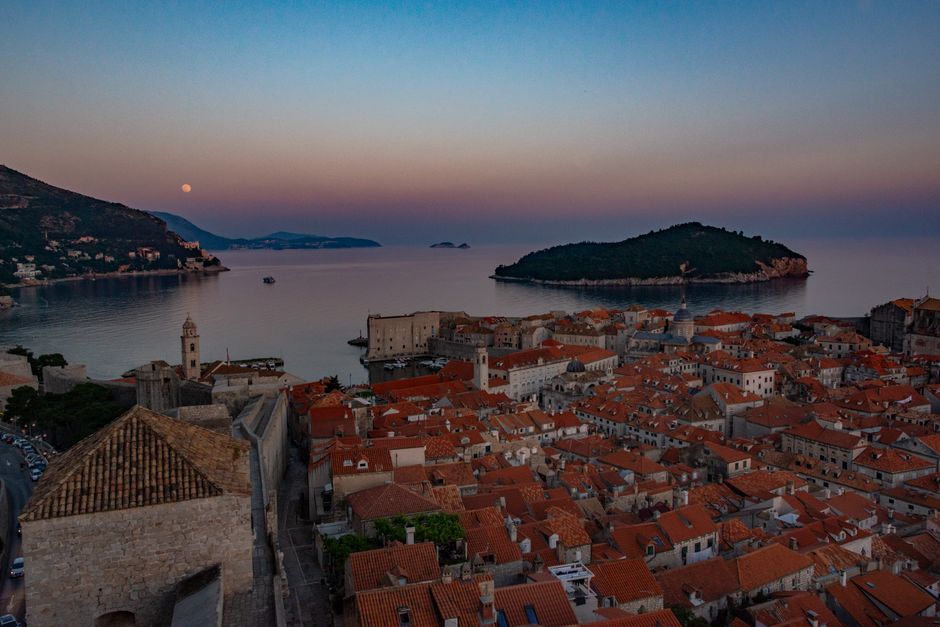 Skybar 360 Dubrovnik rooftop view night lights