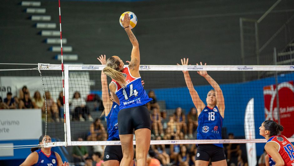 Serbian volleyball players celebrating a point