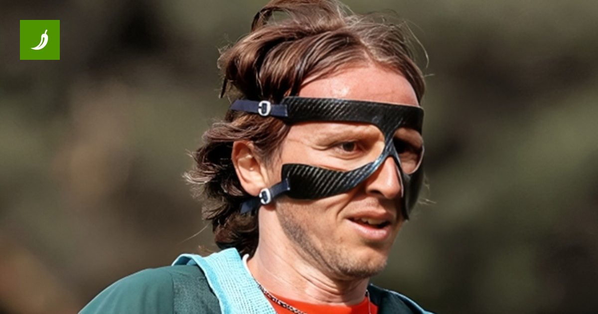 Modrić Returns to the Pitch with Custom-Fitted Carbon Mask