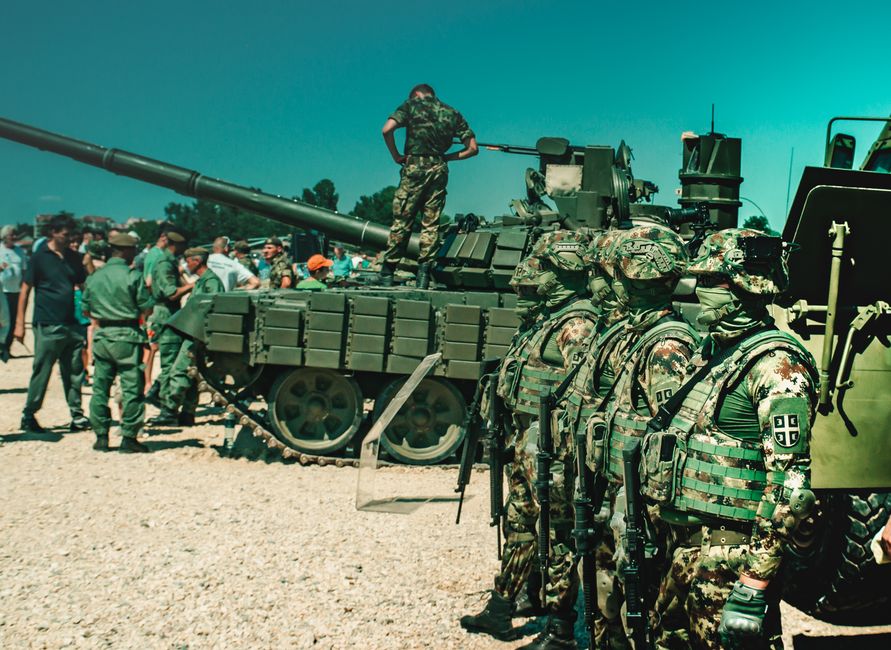 Russian soldiers trench warfare Ukraine front line