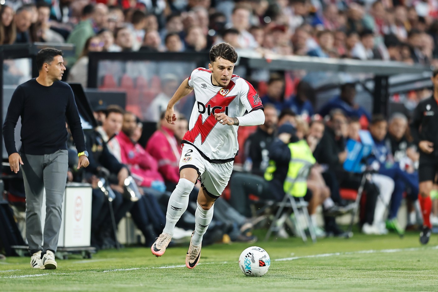 Barcelona Pursues Low-Cost Transfer of Andrei Rațiu for 20 Million Euros