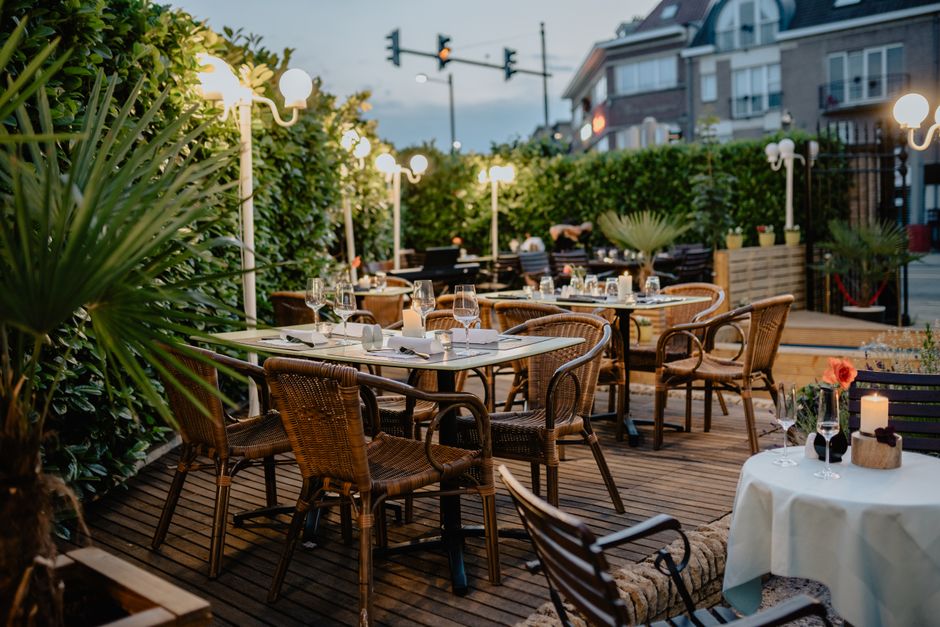 Obala street Portorož restaurants outdoor seating evening