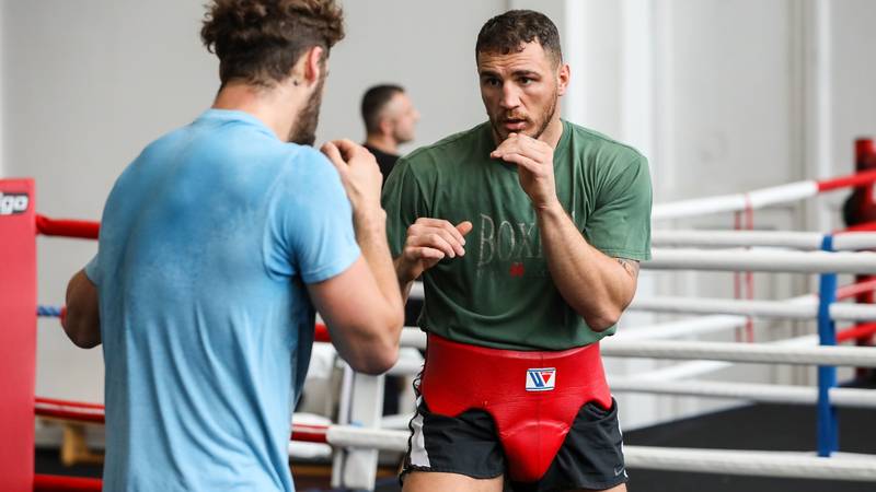 Usik vs Verhoeven Stoppage Sparks Referee Consistency Debate