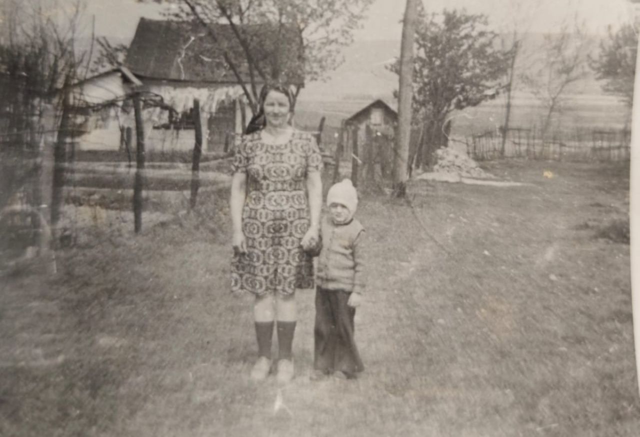 Bacău's Ultra Grandmother: A Passionate Fan's Story