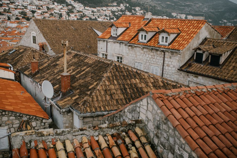 Starlink satellite dish mounted on Balkan house roof