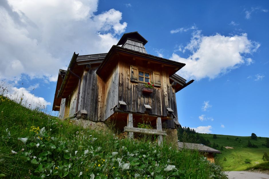 Banderitsa mountain refuge Bulgaria wooden building alpine setting