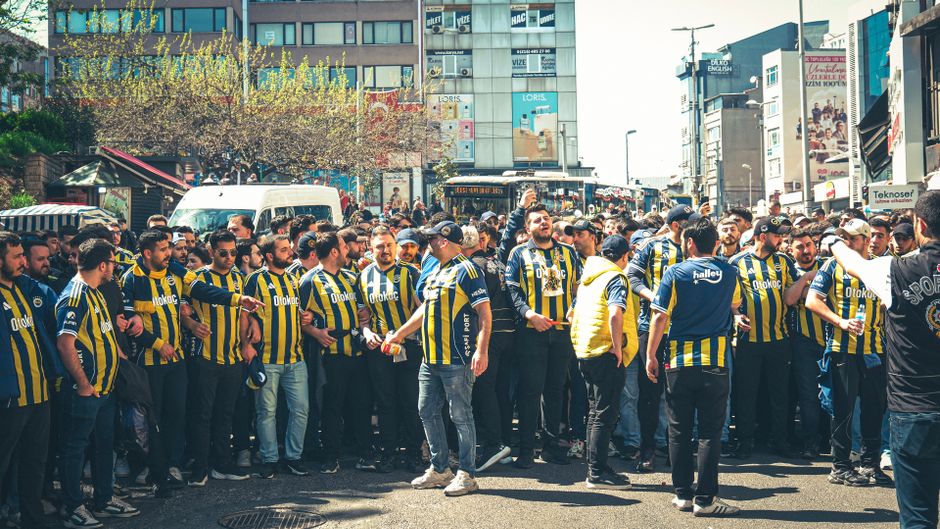 Roberto Carlos Fenerbahce Istanbul stadium crowd