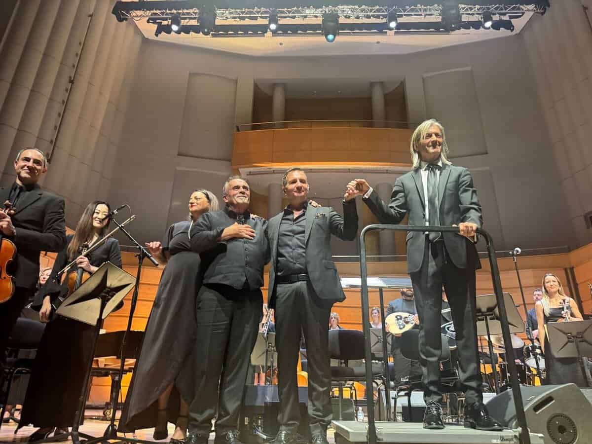 Dimitris Basis Honors Mimis Plessas in Emotional Tribute Concert