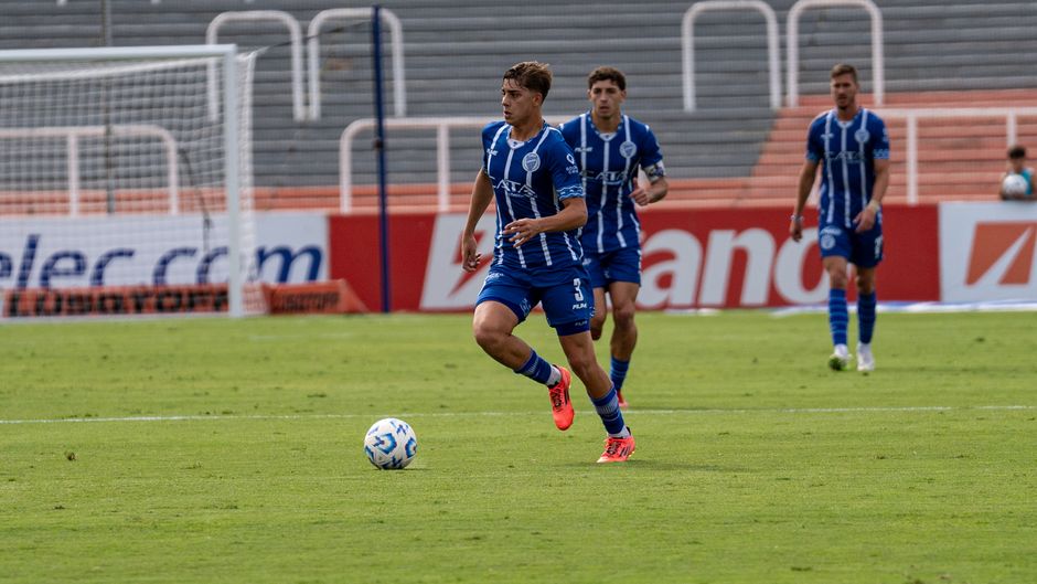 Christian Pulisic running with ball AC Milan San Siro stadium