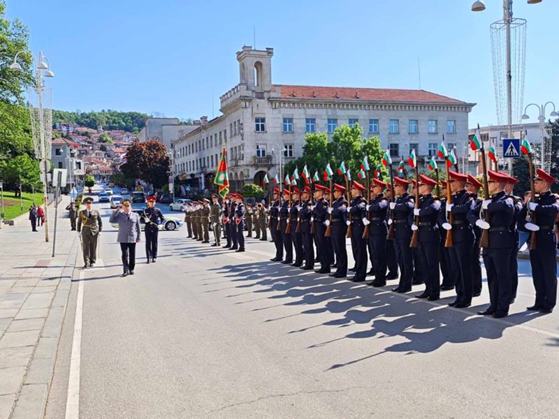 Βελικό Ταρνοβό Σελήνευε την 6η Μαΐου με Στρατιωτικό Ρίτουαλ και Τραδιτιοναλιστικά Τραγούδια του Γεργίου