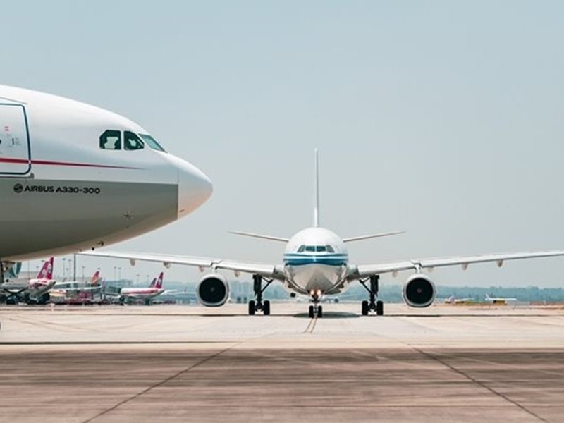 Incident în Grecia: Podul pentru jurnaliști se destrămuie la aeroport, sunt răniți