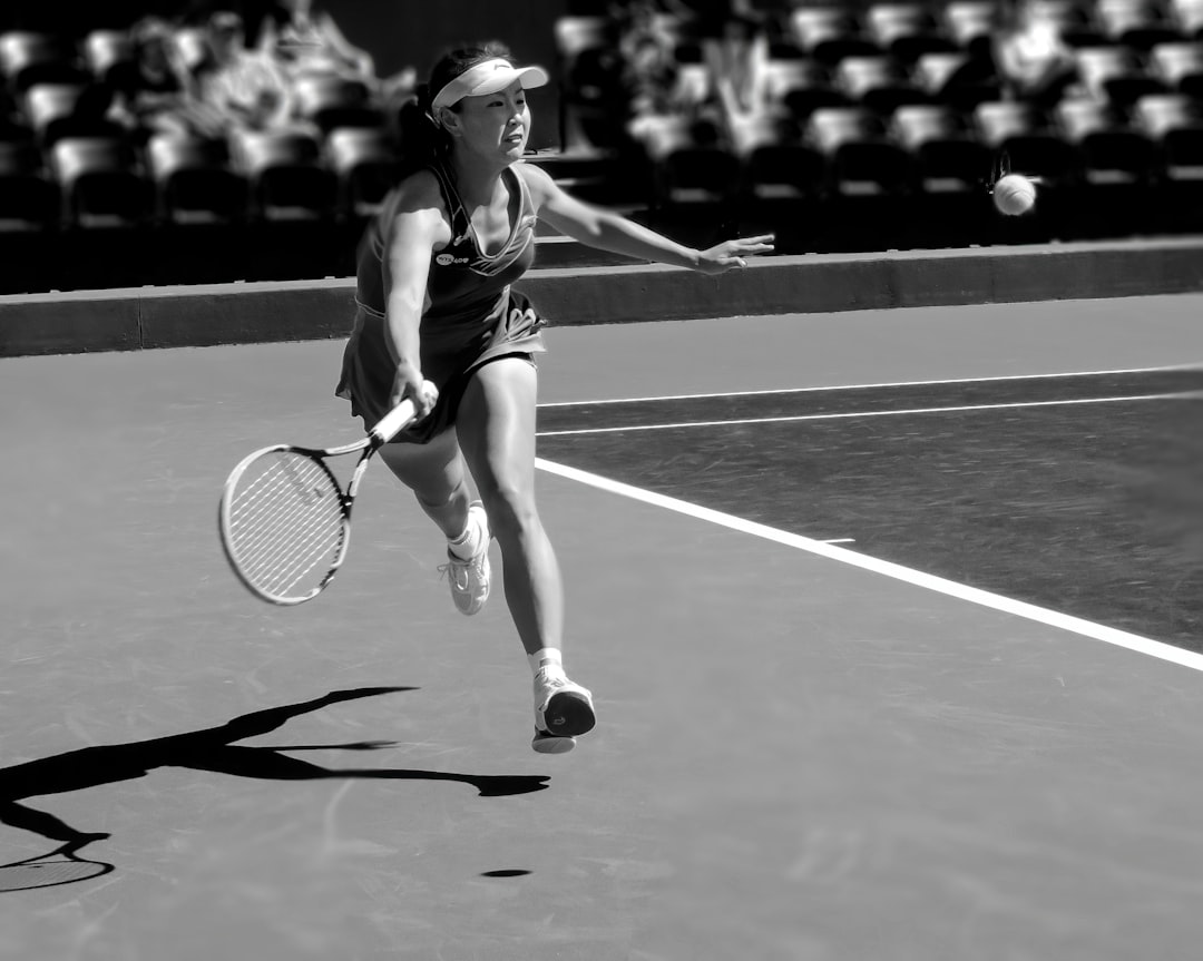 Simona Halep serving during tennis match
