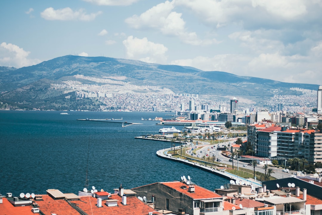 İzmir Faces Mounting Wildfire Threat as Dry Conditions Spark Blazes in Metropolitan Areas