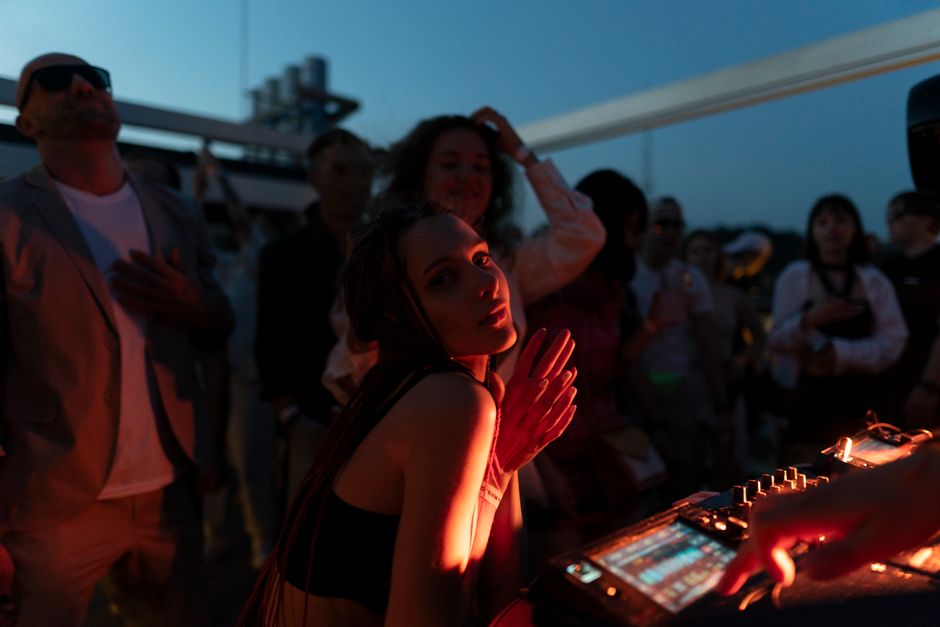 Blue Bay Beach Club Ulcinj nightlife party DJ crowd beach sunset